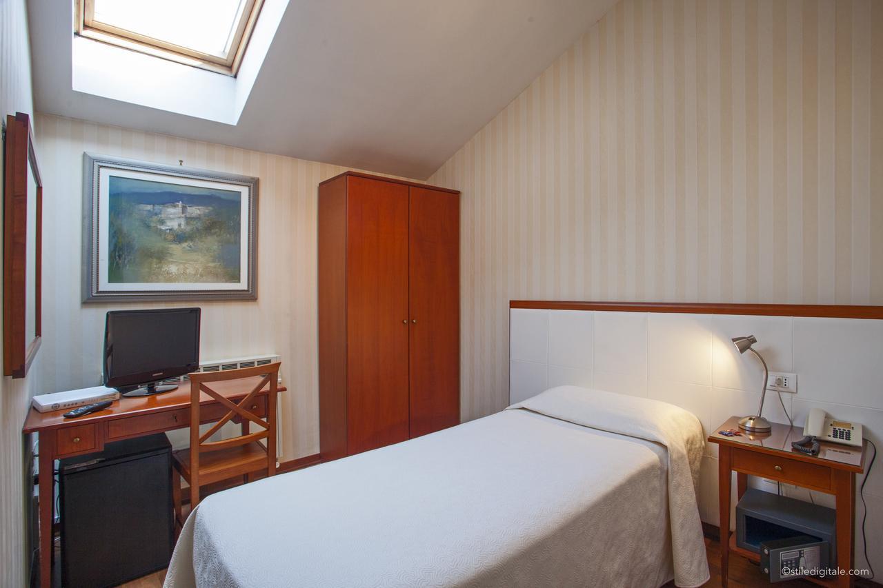 Hotel Blumen Collection By Gsa Hotels Bologna Bagian luar foto