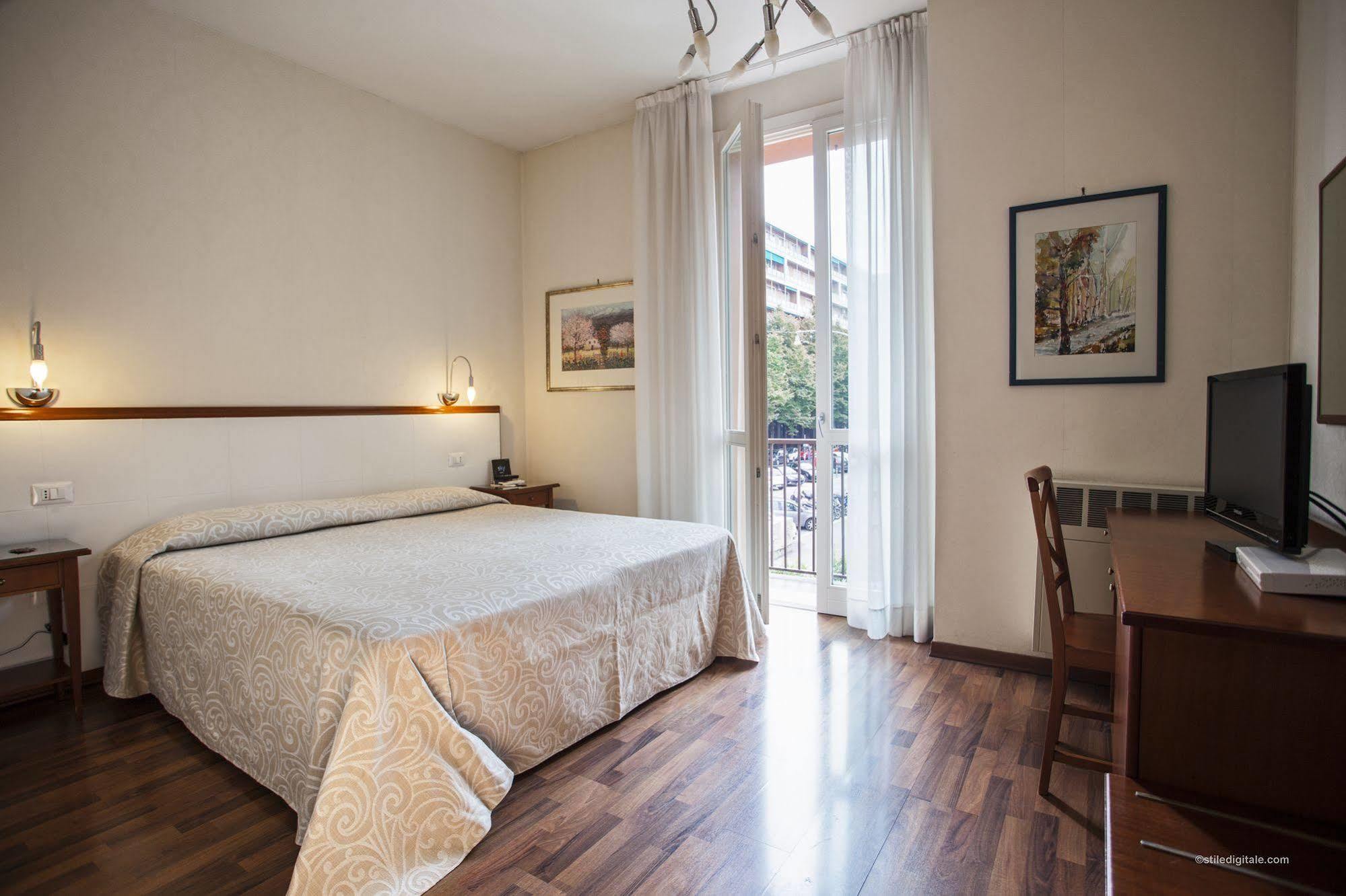 Hotel Blumen Collection By Gsa Hotels Bologna Bagian luar foto
