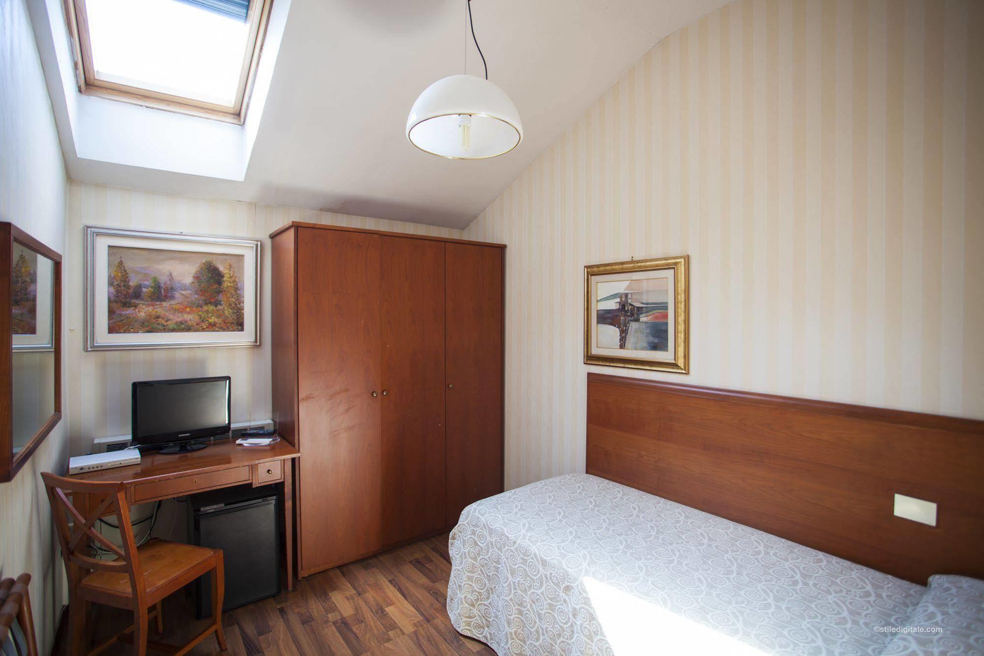 Hotel Blumen Collection By Gsa Hotels Bologna Bagian luar foto