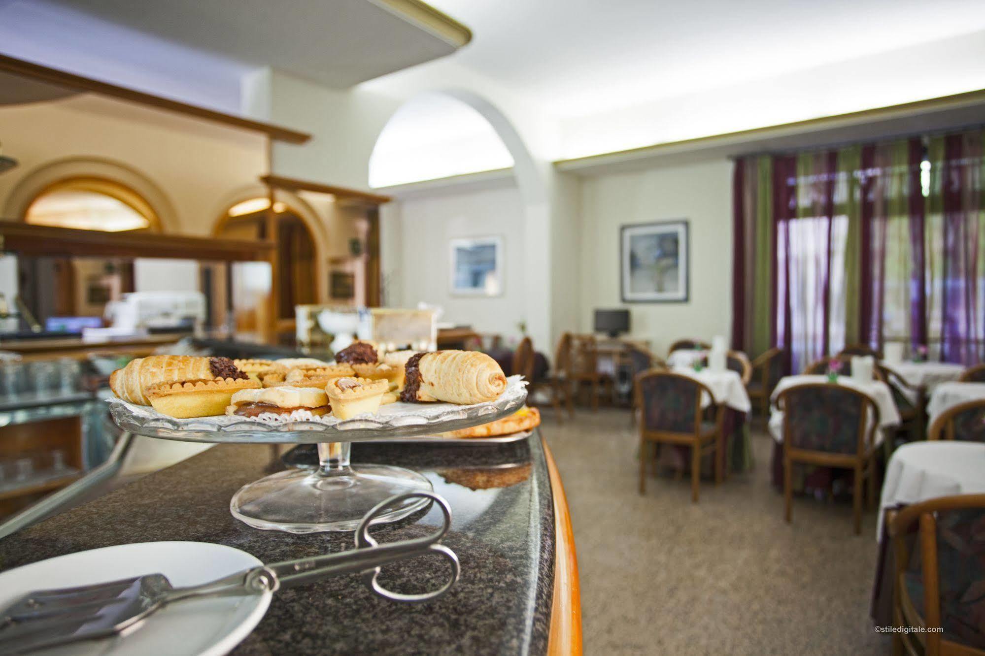 Hotel Blumen Collection By Gsa Hotels Bologna Bagian luar foto